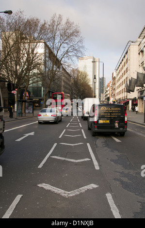 Un modo in cui il traffico sistema su Tottenham Court Road, Londra, Regno Unito. Foto Stock