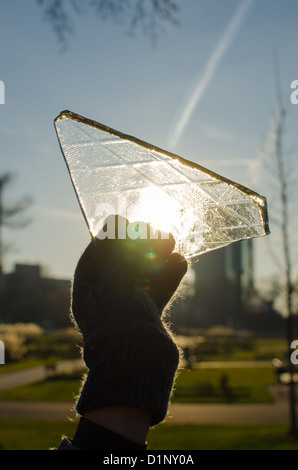 Il sole splende attraverso un foglio di ghiaccio trasparente Foto Stock