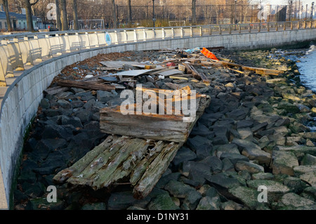 Uragano Sandy detriti sulla East River a New York, NY Foto Stock