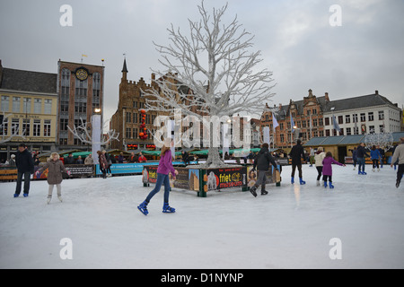 Mercato di Natale e pista di pattinaggio su ghiaccio, Grote Markt (piazza del mercato di Bruges, Fiandra occidentale provincia, regione fiamminga, Belgio Foto Stock