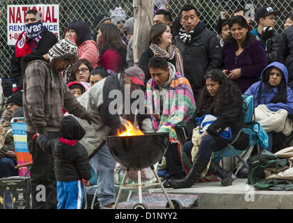 Il 1 gennaio, 2013 - Los Angeles, California (CA, Stati Uniti - le persone a mantenere caldo accanto a un fuoco di fortuna come l'attesa per l'inizio del 2013 Rose Parade lungo il Colorado Blvd. a Pasadena, in California martedì, gennaio. 1, 2013, 124Rose Parade themed ''Oh i luoghi potrai andare! (Credito Immagine: © Ringo Chiu/ZUMAPRESS.com) Foto Stock