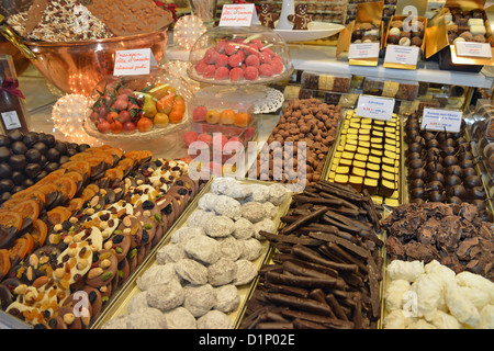 Fontana di cioccolato cascata nella finestra di visualizzazione a Rogier  Cioccolato Belga shop vicino alla Grand Place di Bruxelles. Il Belgio Foto  stock - Alamy