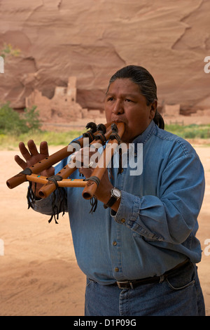 Travis Terry suonare il flauto nella sua nativa Canyon De Chelly National Monument, Arizona, Stati Uniti d'America Foto Stock