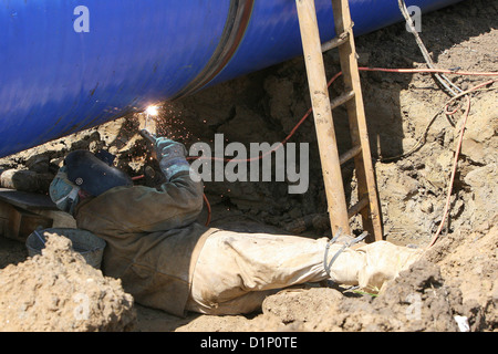 I saldatori che unisce un mainwater a Bray Berkshire Foto Stock