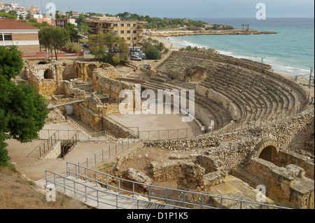 Anfiteatro romano con mare in background, Tarragona, Spagna Foto Stock