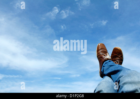 Gambe contro blu cielo molto nuvoloso Foto Stock