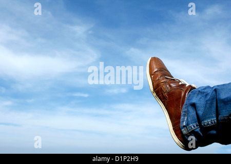 Gambe contro blu cielo molto nuvoloso Foto Stock