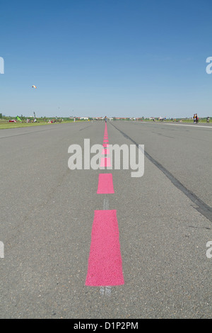 La pista sulla ex aeroporto Tempelhof di Berlino che è stato ora convertito in un parco pubblico, Germania Foto Stock