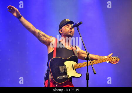 PORT ELIZABETH, SUD AFRICA: Kahn Morbee, piombo firmatario dei Parlotones, all'Ebubeleni music festival a Adcock Stadium il 29 dicembre 2012 in Port Elizabeth, Sud Africa. (Foto di Gallo Immagini / Die Burger / Werner colline) Foto Stock