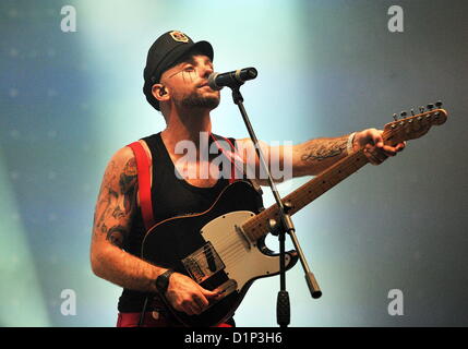 PORT ELIZABETH, SUD AFRICA: Kahn Morbee, piombo firmatario dei Parlotones, all'Ebubeleni music festival a Adcock Stadium il 29 dicembre 2012 in Port Elizabeth, Sud Africa. (Foto di Gallo Immagini / Die Burger / Werner colline) Foto Stock