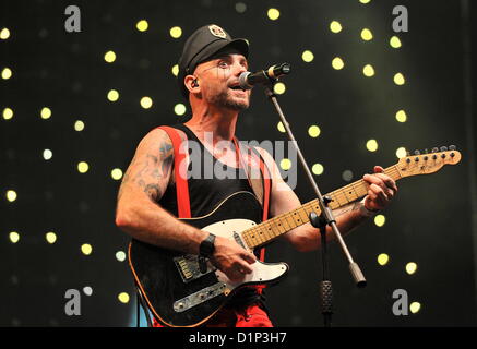 PORT ELIZABETH, SUD AFRICA: Kahn Morbee, piombo firmatario dei Parlotones, all'Ebubeleni music festival a Adcock Stadium il 29 dicembre 2012 in Port Elizabeth, Sud Africa. (Foto di Gallo Immagini / Die Burger / Werner colline) Foto Stock