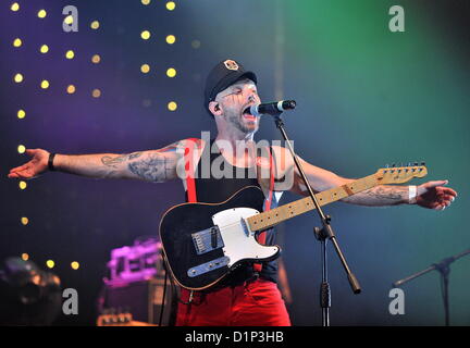 PORT ELIZABETH, SUD AFRICA: Kahn Morbee, piombo firmatario dei Parlotones, all'Ebubeleni music festival a Adcock Stadium il 29 dicembre 2012 in Port Elizabeth, Sud Africa. (Foto di Gallo Immagini / Die Burger / Werner colline) Foto Stock