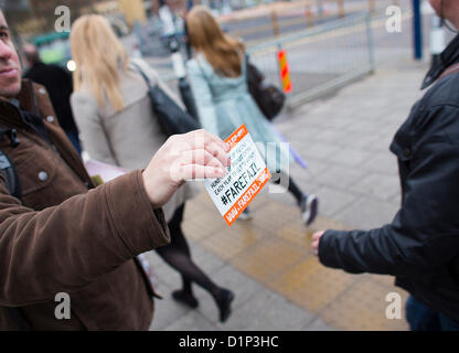 BRISTOL, Regno Unito, 2 gennaio 2013. I manifestanti fuori la stazione ferroviaria di Temple Meads in Bristol consegnare volantini per pendolari evidenziando la #farefail campagna organizzata da insieme per il trasporto. Come molte persone il ritorno al lavoro dopo la pausa natalizia che vedranno la loro tariffa ferroviaria un aumento medio del 4,2% - con la più alta crescita del 9,2% per il Banbury a Londra il servizio. Credito: Adam Gasson / Alamy Live News Foto Stock