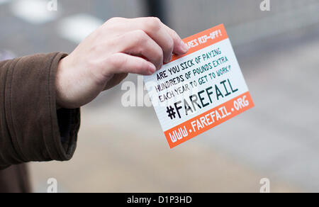 BRISTOL, Regno Unito, 2 gennaio 2013. I manifestanti fuori la stazione ferroviaria di Temple Meads in Bristol consegnare volantini per pendolari evidenziando la #farefail campagna organizzata da insieme per il trasporto. Come molte persone il ritorno al lavoro dopo la pausa natalizia che vedranno la loro tariffa ferroviaria un aumento medio del 4,2% - con la più alta crescita del 9,2% per il Banbury a Londra il servizio. Credito: Adam Gasson / Alamy Live News Foto Stock