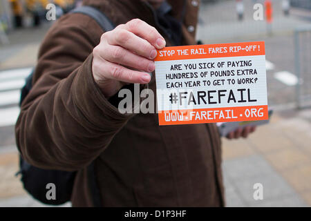 BRISTOL, Regno Unito, 2 gennaio 2013. I manifestanti fuori la stazione ferroviaria di Temple Meads in Bristol consegnare volantini per pendolari evidenziando la #farefail campagna organizzata da insieme per il trasporto. Come molte persone il ritorno al lavoro dopo la pausa natalizia che vedranno la loro tariffa ferroviaria un aumento medio del 4,2% - con la più alta crescita del 9,2% per il Banbury a Londra il servizio. Credito: Adam Gasson / Alamy Live News Foto Stock