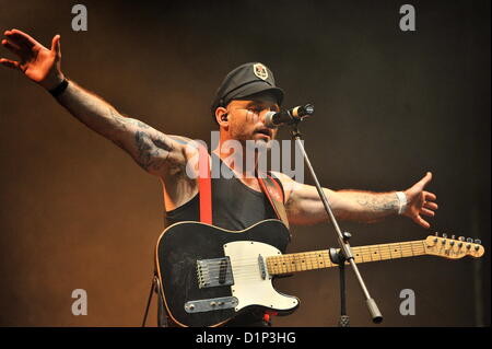 PORT ELIZABETH, SUD AFRICA: Kahn Morbee, piombo firmatario dei Parlotones, all'Ebubeleni music festival a Adcock Stadium il 29 dicembre 2012 in Port Elizabeth, Sud Africa. (Foto di Gallo Immagini / Die Burger / Werner colline) Foto Stock