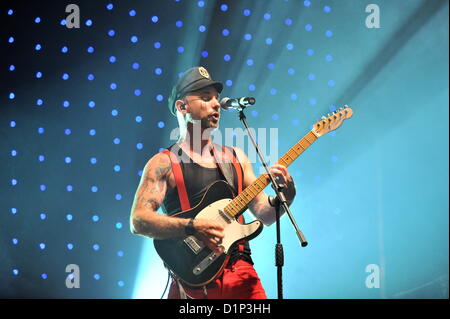 PORT ELIZABETH, SUD AFRICA: Kahn Morbee, piombo firmatario dei Parlotones, all'Ebubeleni music festival a Adcock Stadium il 29 dicembre 2012 in Port Elizabeth, Sud Africa. (Foto di Gallo Immagini / Die Burger / Werner colline) Foto Stock