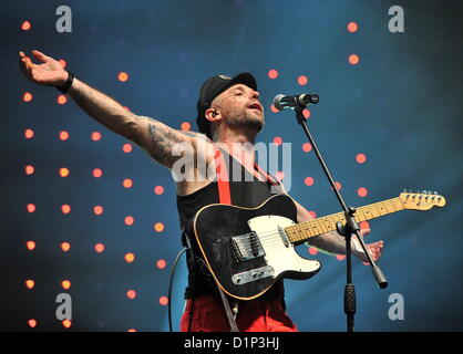 PORT ELIZABETH, SUD AFRICA: Kahn Morbee, piombo firmatario dei Parlotones, all'Ebubeleni music festival a Adcock Stadium il 29 dicembre 2012 in Port Elizabeth, Sud Africa. (Foto di Gallo Immagini / Die Burger / Werner colline) Foto Stock