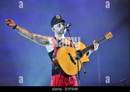 PORT ELIZABETH, SUD AFRICA: Kahn Morbee, piombo firmatario dei Parlotones, all'Ebubeleni music festival a Adcock Stadium il 29 dicembre 2012 in Port Elizabeth, Sud Africa. (Foto di Gallo Immagini / Die Burger / Werner colline) Foto Stock