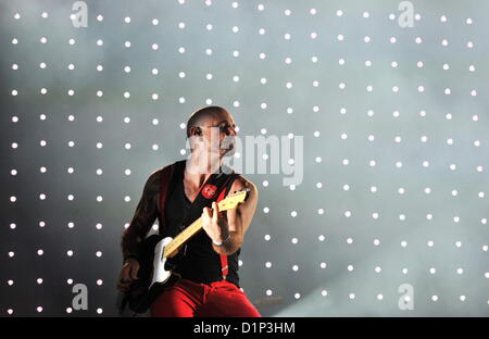 PORT ELIZABETH, SUD AFRICA: Kahn Morbee, piombo firmatario dei Parlotones, all'Ebubeleni music festival a Adcock Stadium il 29 dicembre 2012 in Port Elizabeth, Sud Africa. (Foto di Gallo Immagini / Die Burger / Werner colline) Foto Stock