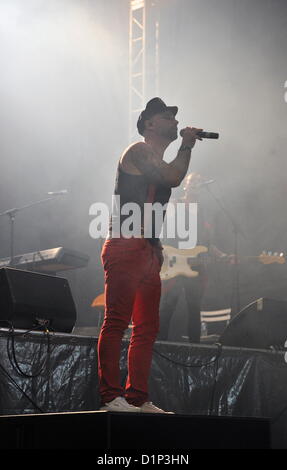 PORT ELIZABETH, SUD AFRICA: Kahn Morbee, piombo firmatario dei Parlotones, all'Ebubeleni music festival a Adcock Stadium il 29 dicembre 2012 in Port Elizabeth, Sud Africa. (Foto di Gallo Immagini / Die Burger / Werner colline) Foto Stock