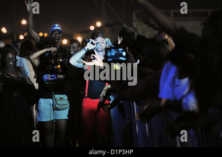 PORT ELIZABETH, SUD AFRICA: Kahn Morbee, piombo firmatario dei Parlotones, all'Ebubeleni music festival a Adcock Stadium il 29 dicembre 2012 in Port Elizabeth, Sud Africa. (Foto di Gallo Immagini / Die Burger / Werner colline) Foto Stock