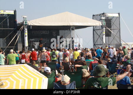 PORT ELIZABETH, SUD AFRICA: Kahn Morbee, piombo firmatario dei Parlotones, all'Ebubeleni music festival a Adcock Stadium il 29 dicembre 2012 in Port Elizabeth, Sud Africa. (Foto di Gallo Immagini / Die Burger / Werner colline) Foto Stock