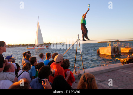 Florida Key West Florida,Keys Gulf of Mexico Coast,Water,Mallory Square,Sunset Celebration,performer,uomo uomini maschio adulti,pubblico,guardare,stretto Foto Stock