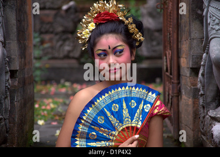 Giovane ragazza Balinese pronto per il tempio della danza Foto Stock