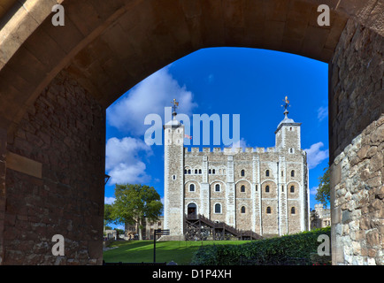 La Torre Bianca presso la Torre di Londra vista attraverso entrata in pietra archway London EC3 REGNO UNITO Foto Stock