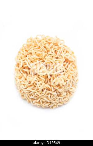 Materie tagliatelle istante isolato su sfondo bianco. Foto Stock