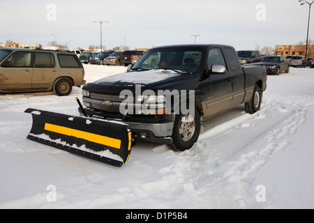 Pickup montato con lo spazzaneve nel parcheggio auto Saskatoon Saskatchewan Canada Foto Stock