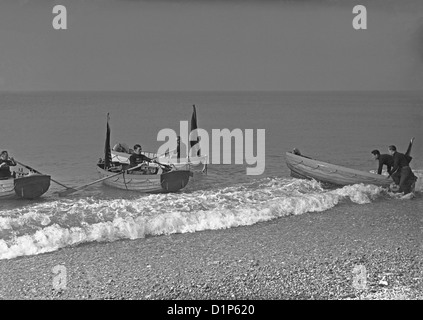 La spiaggia di Brighton bagnini di lanciare i loro canottaggio le imbarcazioni di salvataggio, c. 1950 Foto Stock