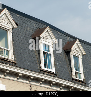 Basso angolo vista di abbaini in una casa tradizionale, Le Plateau-Mont-Royal, Montreal, Quebec, Canada Foto Stock