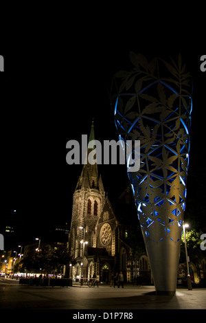 Una moderna arte di installazione denominato "calice" di fronte la Cattedrale di Christ Church. Foto Stock