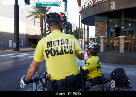 La polizia metropolitana di poliziotti di bicicletta in Downtown Las Vegas Nevada USA Foto Stock