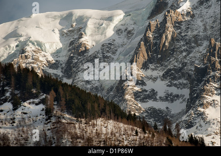 Chamonix aghi del sud in inverno, Aiguille du Dru, Mont Blanc, Chamonix Rhone-Alpes, Francia Foto Stock