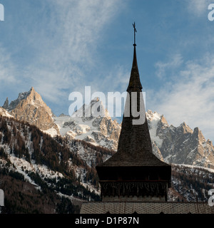 La Chapelle des Praz in Les Praz con l'Aiguille du Dru mountain in background, Chamonix Rhone-Alpes, Francia Foto Stock
