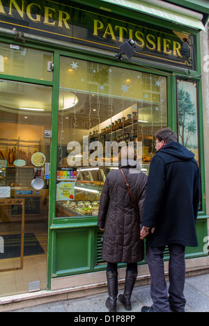 Parigi, Francia, Coppia in cerca, negozio Front Window Shopping, panetteria francese, Boulangerie pattisserie, Ile Saint Louis, negozio di panetteria francese vecchio fronte Foto Stock