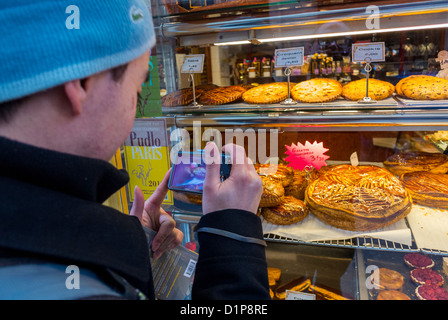 Parigi, Francia, Shopping, oltre spalla Asian Tourist scattare foto di pasticceria francese Patisserie Shop vetrina anteriore su, Ile Saint Louis, torta Epiphany, esposizione scaffali panetteria Foto Stock