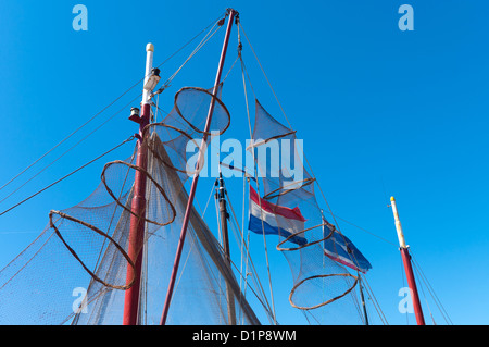 Fykes per la cattura di anguille appeso sul olandese barche da pesca per l'asciugatura Foto Stock