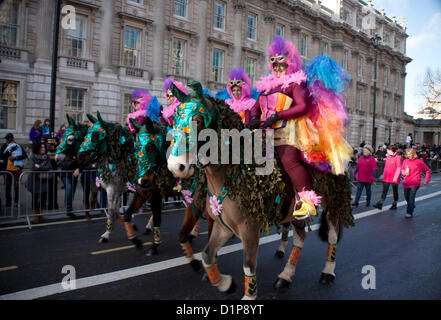 Tutte le regine cavalli a Londra il primo giorno del nuovo anno Parade 2013 Martedì 1 Gennaio, Westminster, London, England, Regno Unito Foto Stock