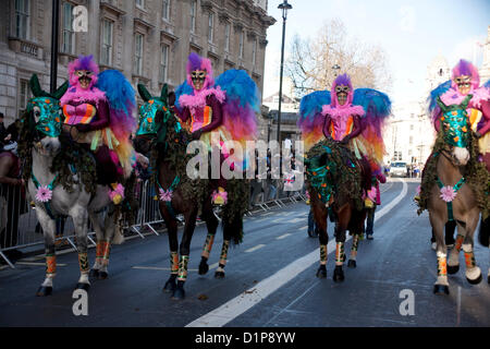 Tutte le regine Cavalli, London Il primo giorno del nuovo anno Parade 2013 Martedì 1 Gennaio, Westminster, London, England, Regno Unito Foto Stock