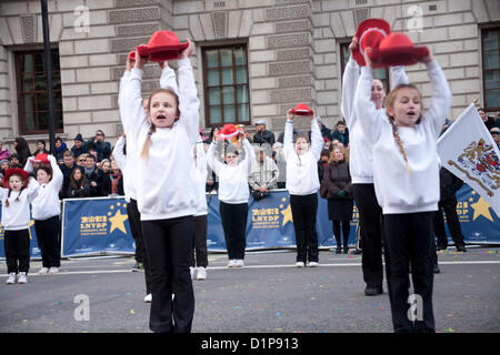 Londra il primo giorno del nuovo anno Parade 2013, Martedì 1 Gennaio, Whitehall, Westminster, London, England, Regno Unito Foto Stock