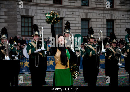 Università di Florida del Sud " Allevamento del tuono' Marching Band a Londra il primo giorno del nuovo anno Parade 2013, Martedì 1 Gennaio, Westminster, London, England, Regno Unito Foto Stock