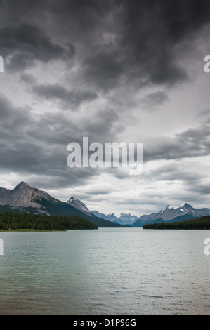 Nuvole scure sul Lago Maligne, Jasper National Park, Alberta, Canada Foto Stock