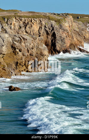 Costa rocciosa della costa selvaggia (Côte Sauvage) con moderata mare della penisola di Quiberon nel dipartimento di Morbihan, in Britta Foto Stock