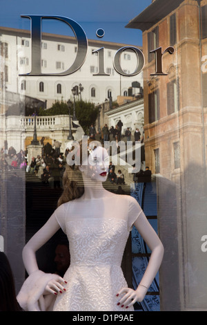 Via Condotti Roma Dior manichino negozio nella finestra dello shopping di lusso di moda italia Foto Stock