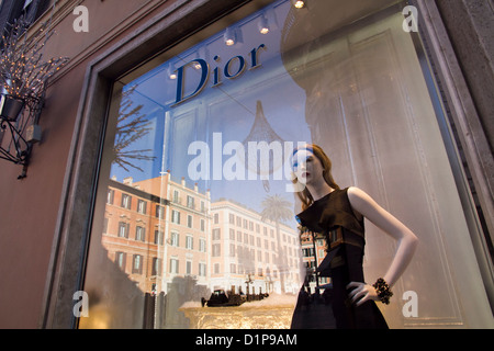 Il manichino nella finestra Dior store Via Condotti Roma shopping di lusso di moda italia Foto Stock