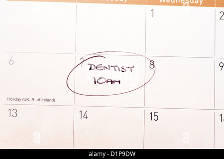 Appuntamento dal dentista cerchiata di promemoria su un calendario Foto Stock